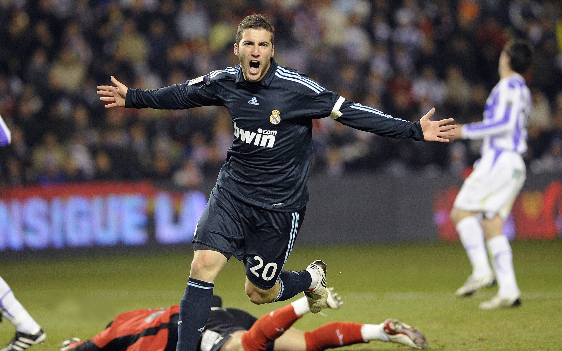 《赛事背后的故事：队伍磨合与选手成长》，队员磨合