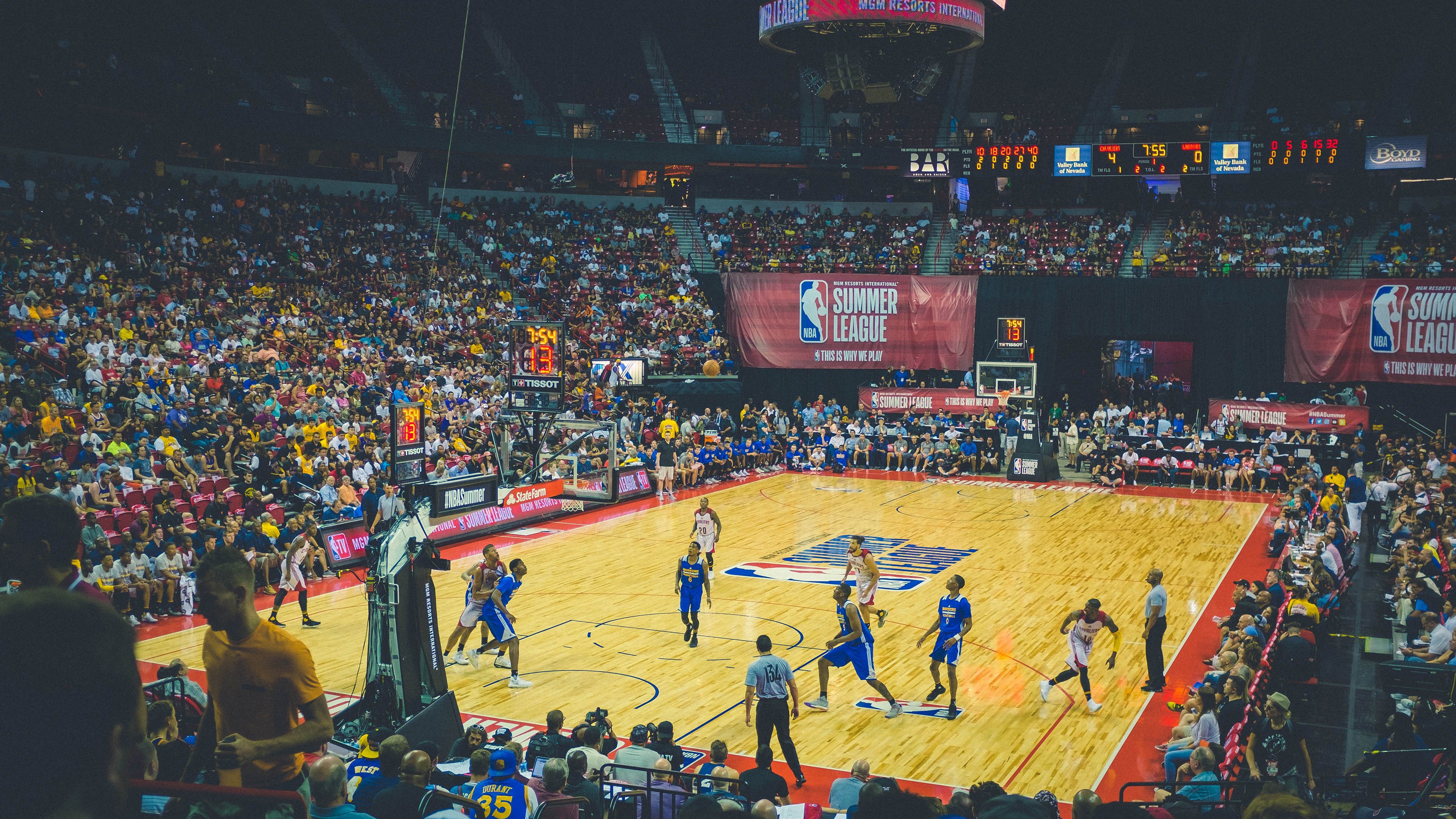 LEYU乐鱼体育官方网站-滑雪板飞跃大赛：空中的速度与惊险，滑雪飞跃视频